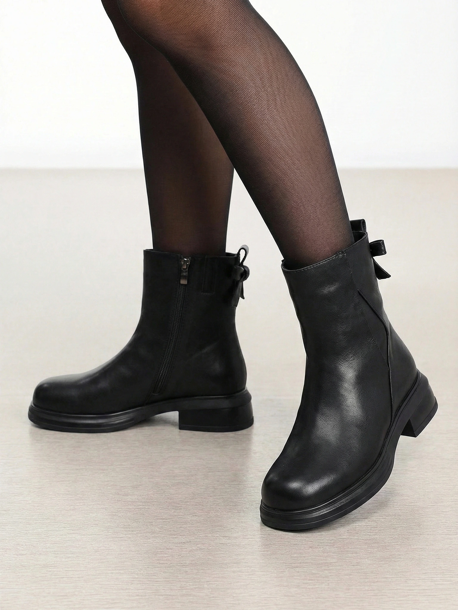 Ботинки черного цвета на широком среднем каблуке